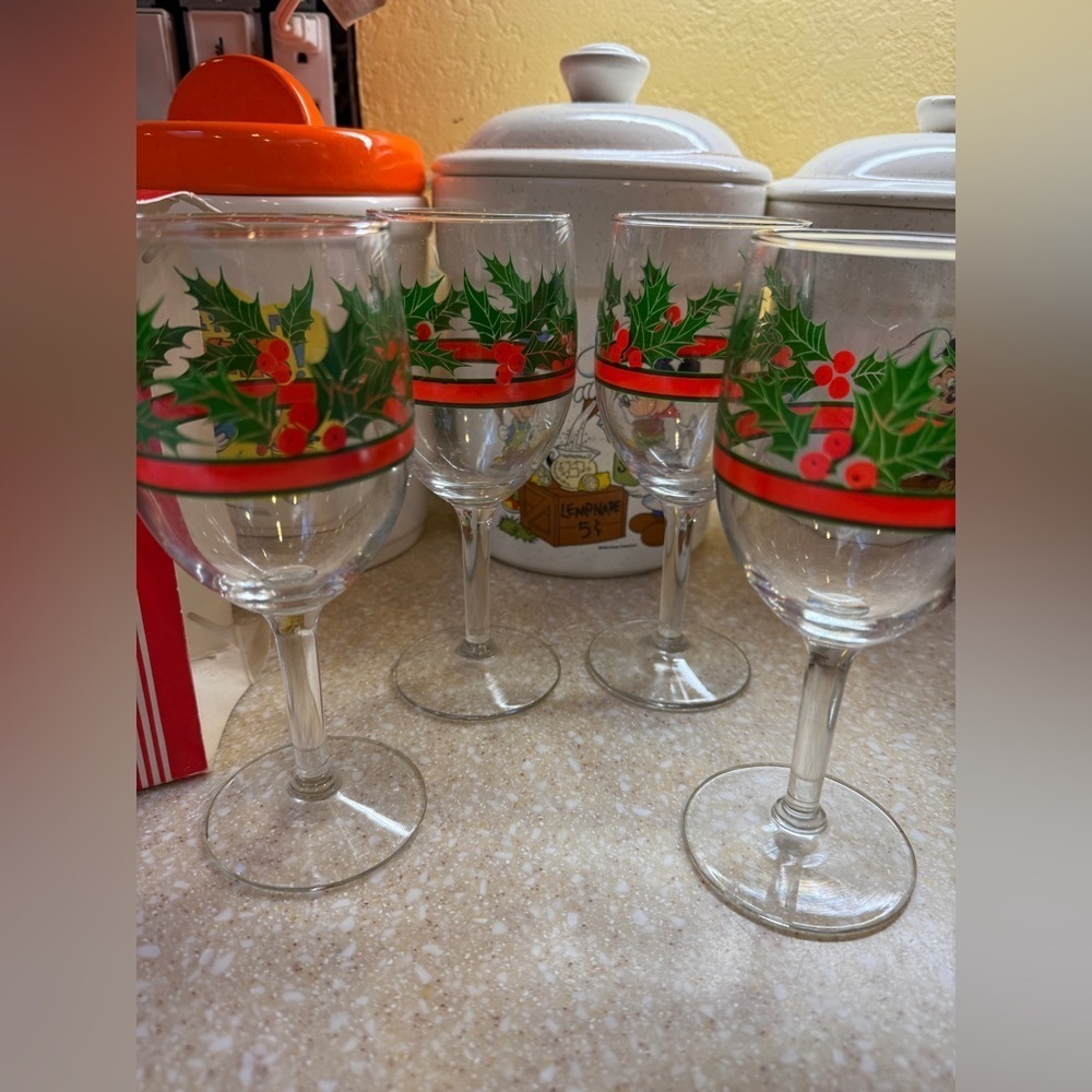 Vintage Festive Holiday Holly Christmas Goblet Wine Glasses Set of 4